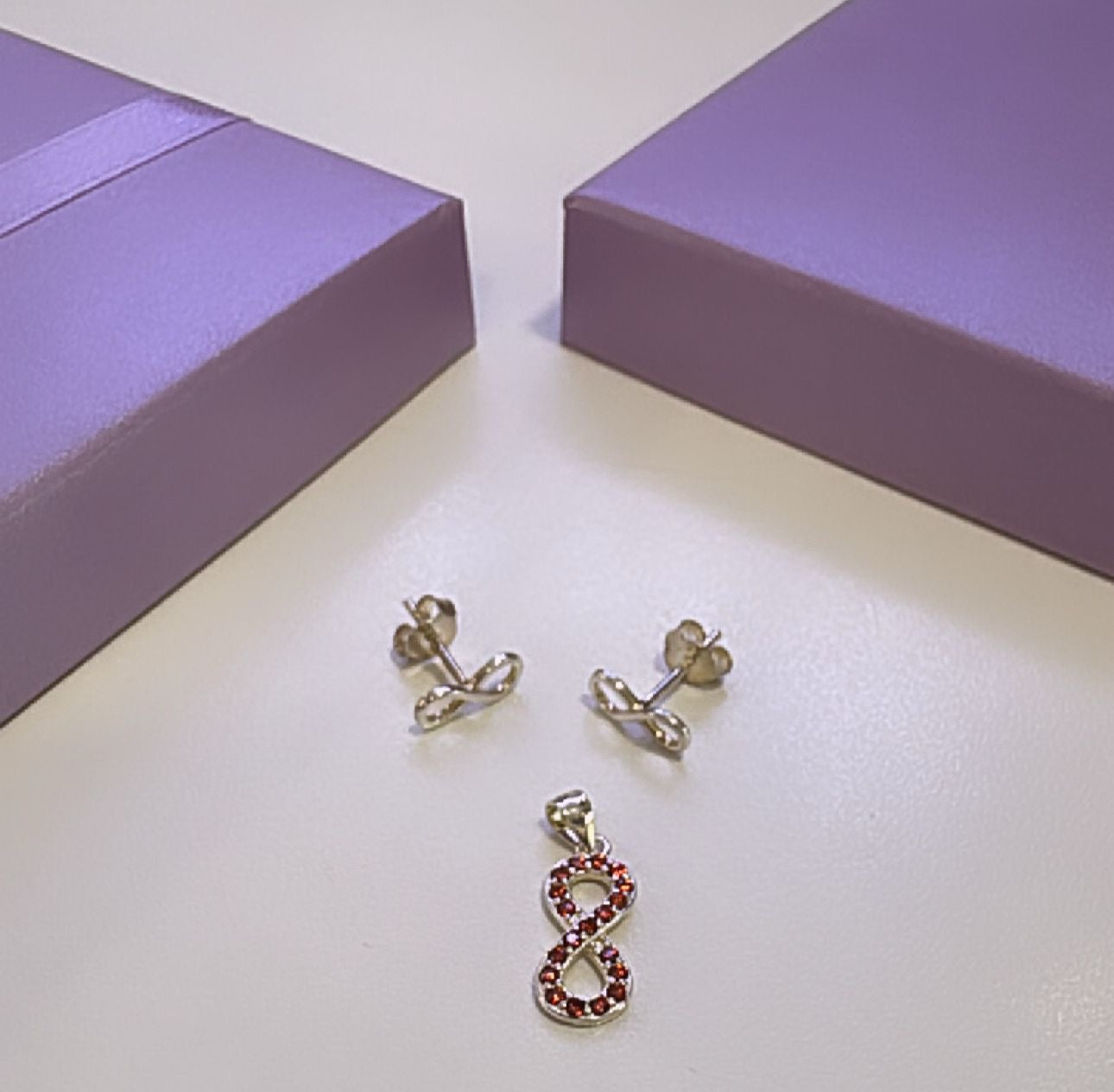 Juego de Aretes y dije “Infinite”
