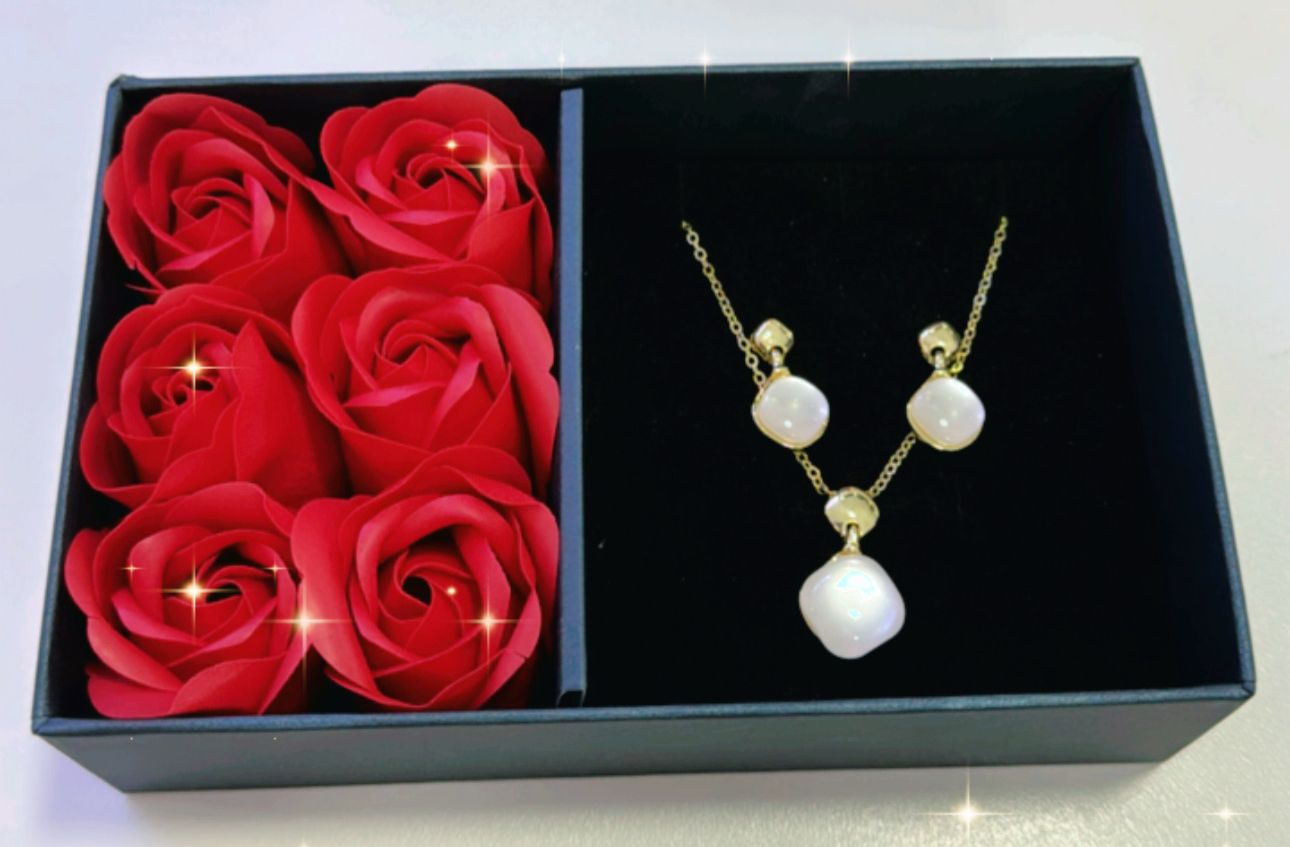 Juego de cadena y aretes aperlados y caja de rosas