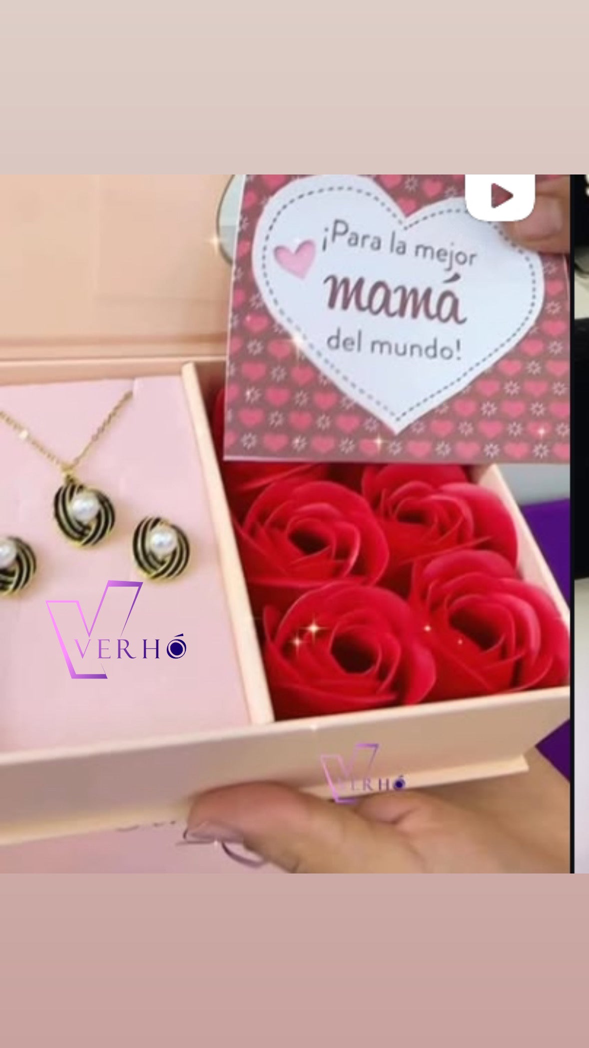 Juego de cadena y aretes con cofre de rosas