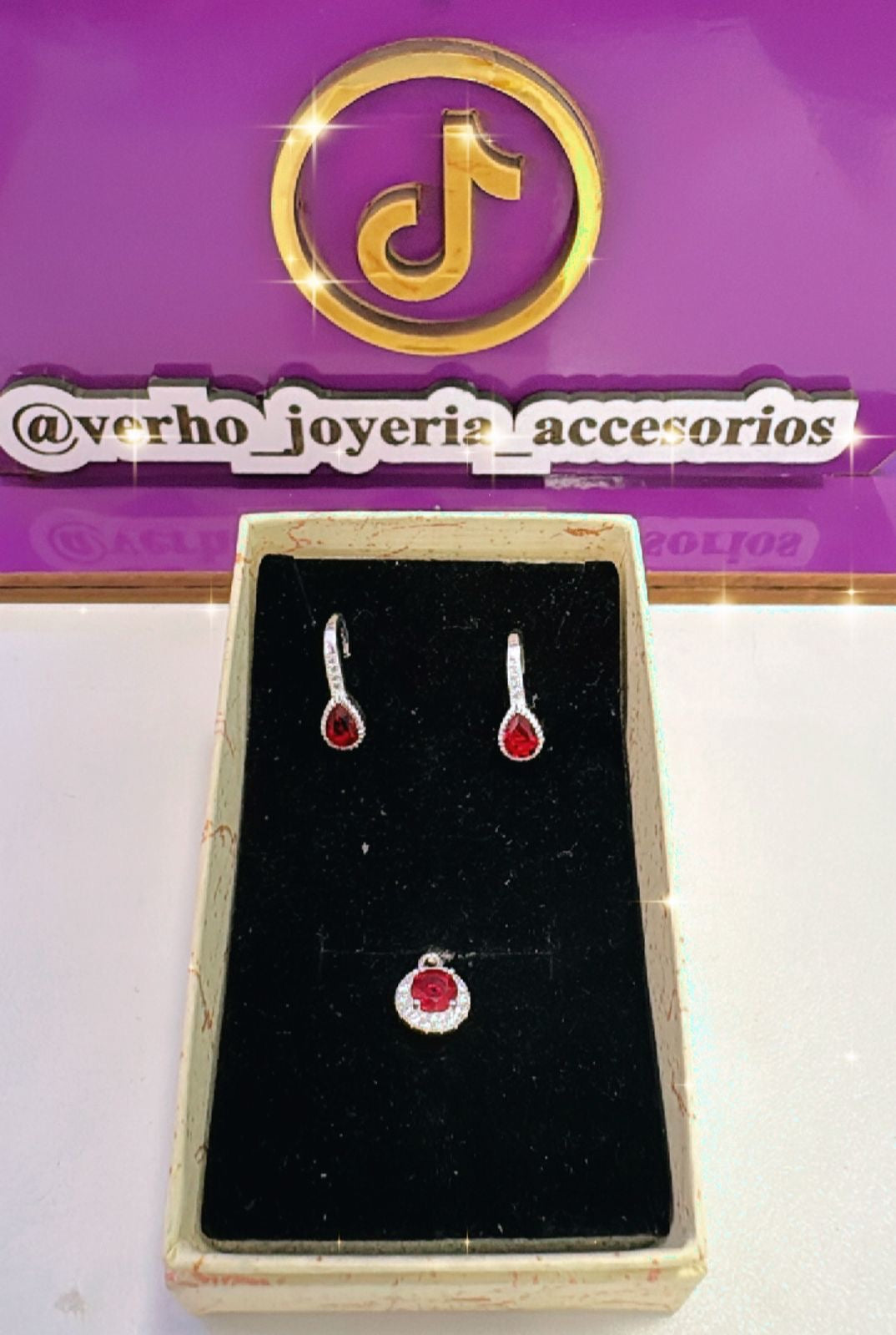 Juego de Aretes y cadena
