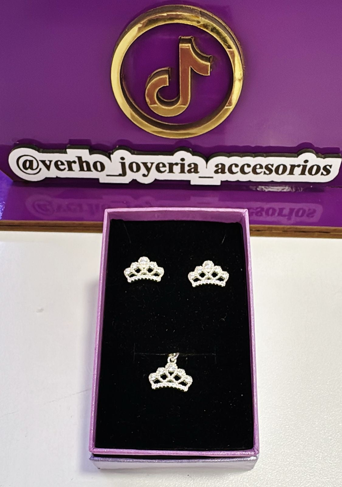 Juego de dije y aretes”Queen”
