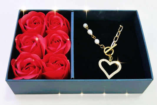 Collar mixto de perla cultivada y caja de rosas