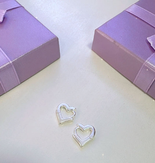 Arete de plata “Love”