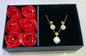 Juego de cadena y aretes aperlados y caja de rosas