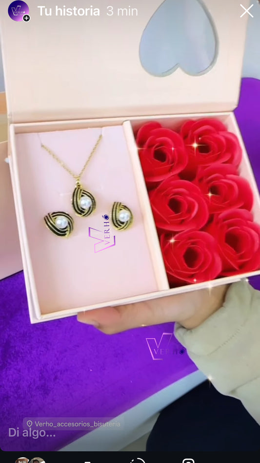 Juego de cadena y aretes con cofre de rosas
