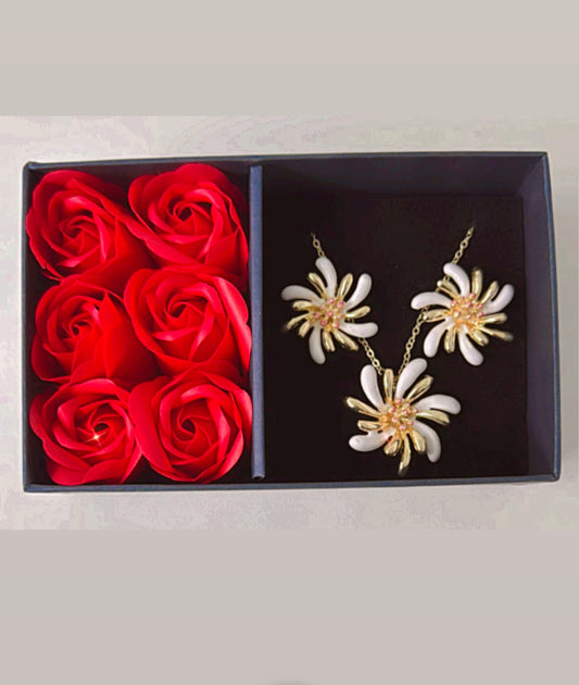 Juego de aretes y cadena flor blanca