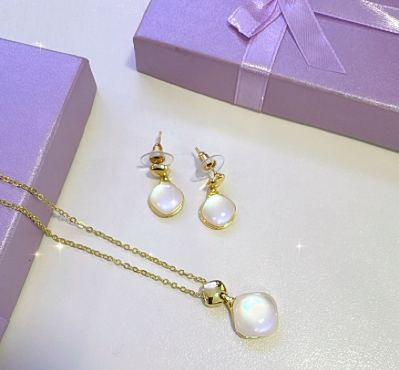 Juego de cadena y aretes aperlados y caja de rosas